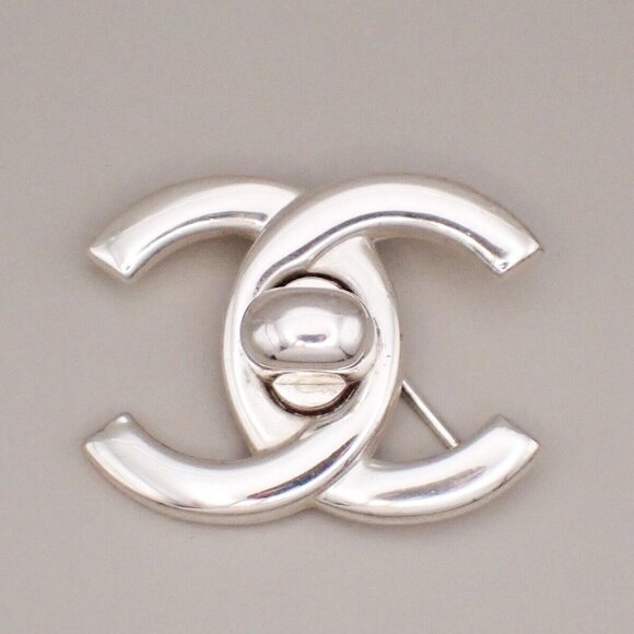 CHANEL CC Logo Turn Lock Pin Brooch 96P Clip-On Silver SHW Vintage authentic - Picture 8 of 8